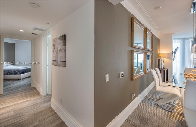 Building Photo - 1300 Brickell Bay Dr