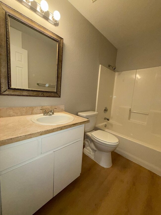 Building Photo - Ginder Properties2 (2906 Kestrel Dr)