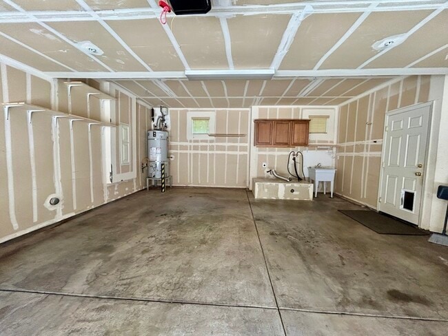 Building Photo - Beautiful 3 Bedroom Tri Level Townhome in ...