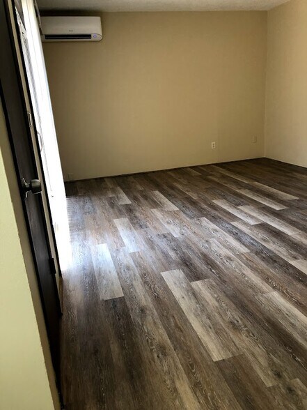 Wood grain flooring - 3808 SE Cesar Estrada Chavez Blvd