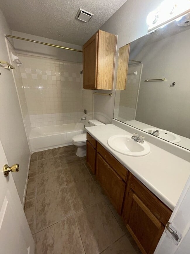 Building Photo - 2503 Hemlock Dr