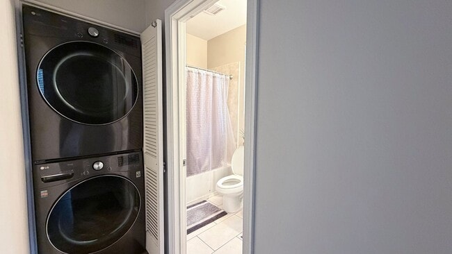 Building Photo - Chula Vista townhouse now available for rent