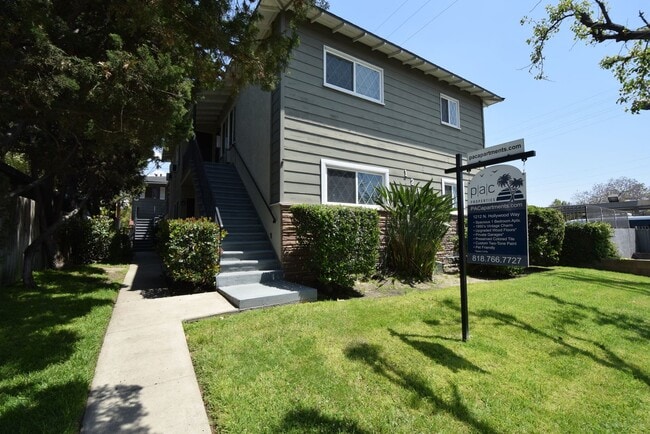 Building Photo - 1212 N Hollywood Way