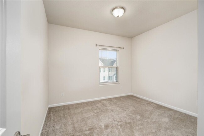 Building Photo - END UNIT EXTRA LARGE TOWNHOME FOR LEASE