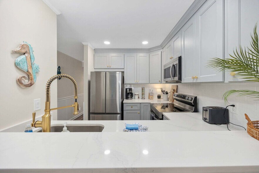 Building Photo - 824 N Waccamaw Dr