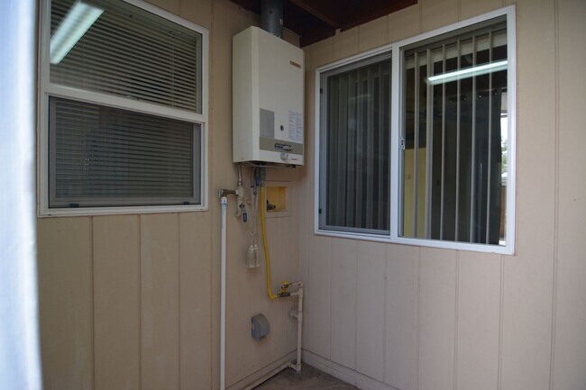 Building Photo - Well Maintained 2 Bedroom 1 Bath Townhouse! East Tucson Location!