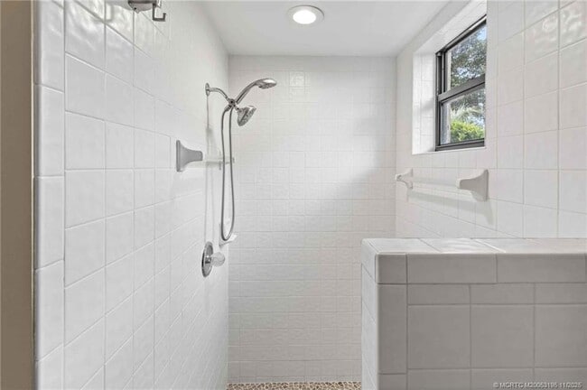 Building Photo - 2385 SW Creekside Dr