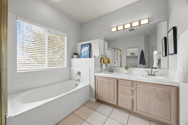 Building Photo - 2109 Zoa Dr