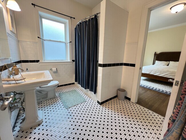 Building Photo - 5120 S Kenwood Ave