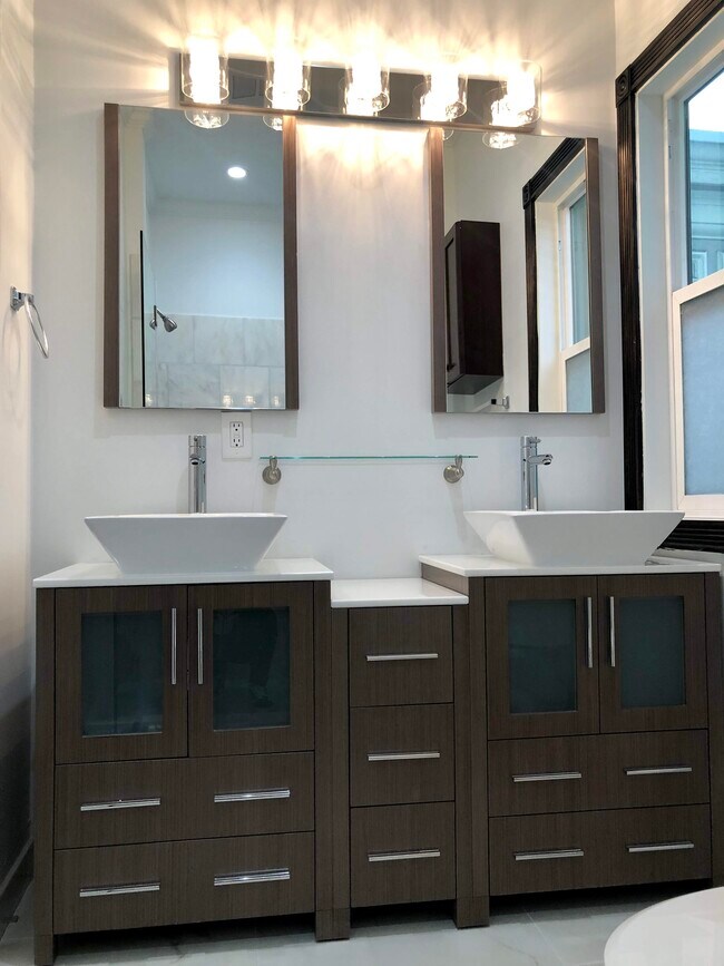 Building Photo - 2406 Clay St