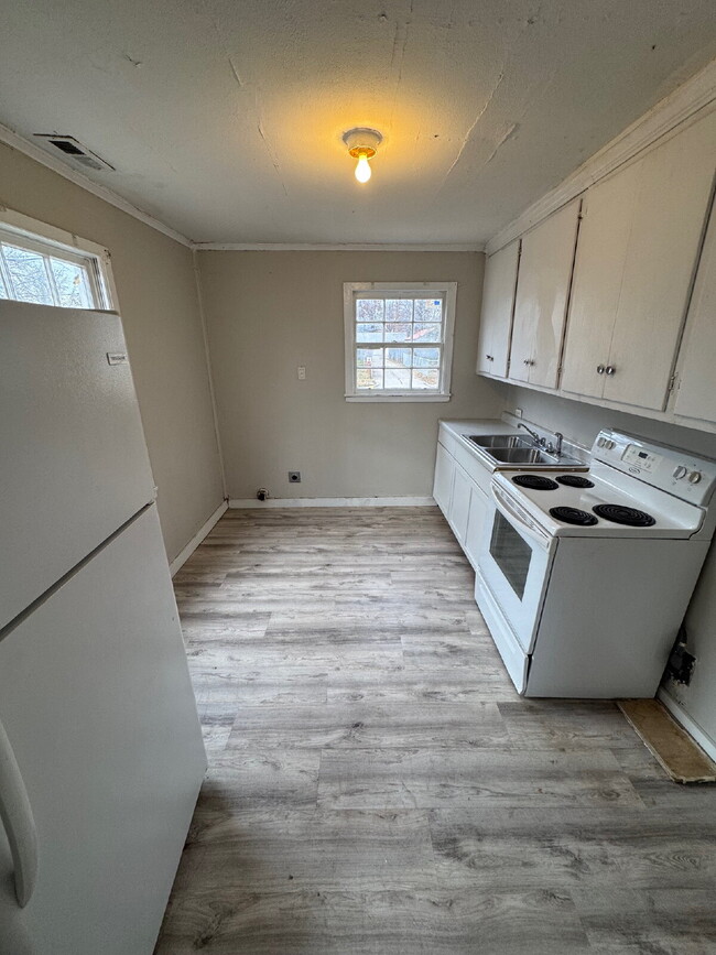 Building Photo - "Section 8 Approved Charming 2-Bedroom Duplex on East Bayley Street – Your Ideal Wichita Retreat!"