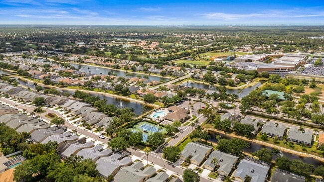 Building Photo - Beautiful Villas 3 beds 2 baths in a Gated...