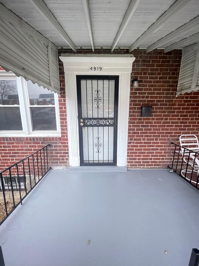 Primary Photo - 4919 Schaub Ave