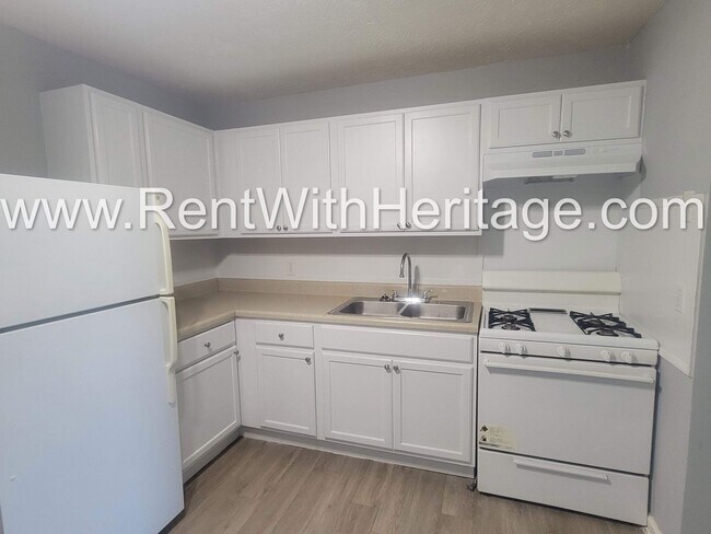Building Photo - GORGEOUS BRICK RANCH / DUPLEX WITH UPGRADES GALLORE/ GREAT LOCATION