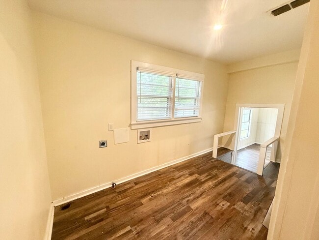 Building Photo - 3 bed/1 bath Duplex