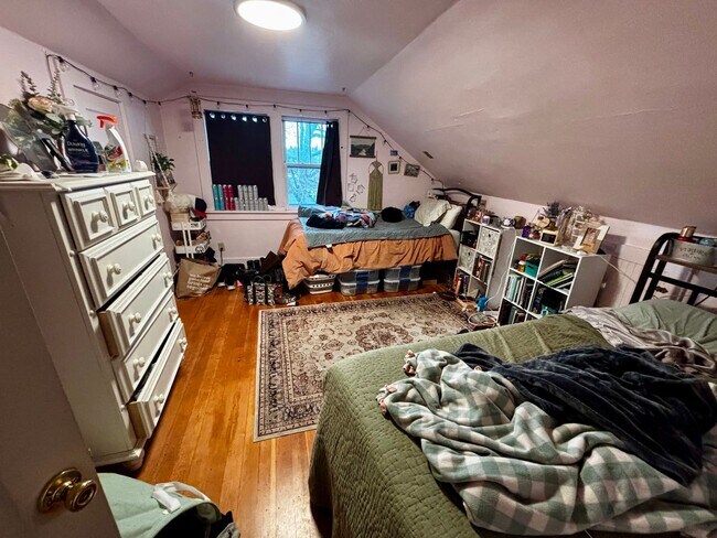 Building Photo - 202 E 7th St