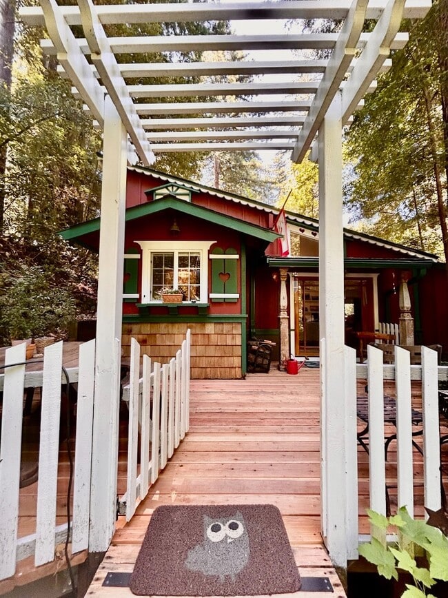 Primary Photo - 654 Redwood Rd