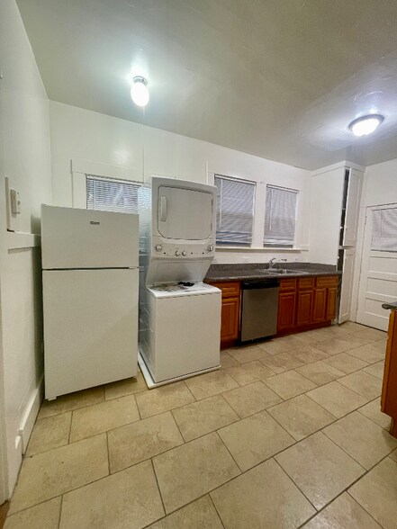 Building Photo - 564 53rd St