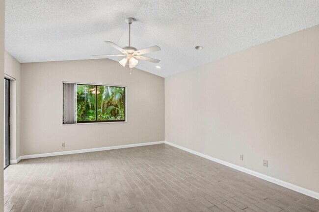 Building Photo - 6170 Bay Isles Dr