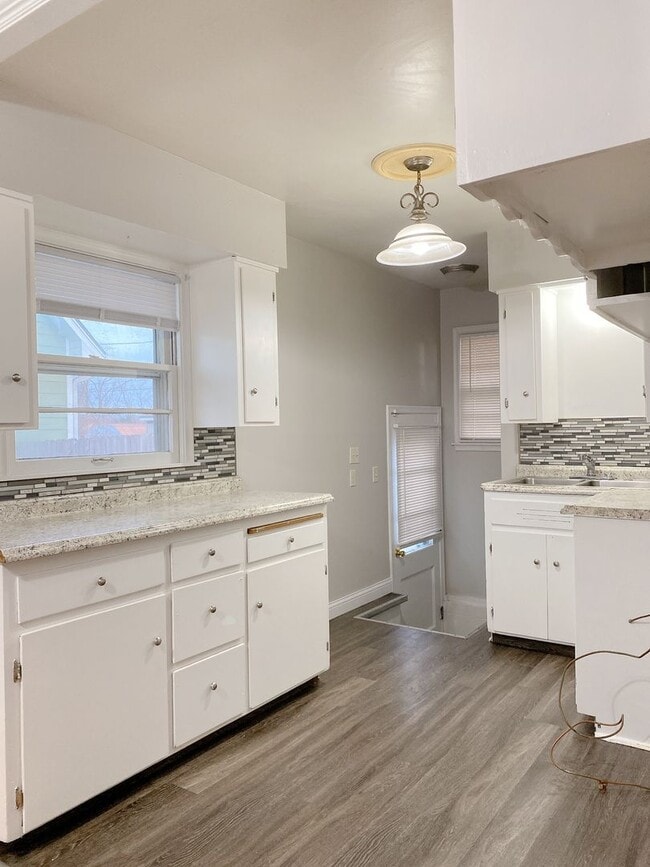 Building Photo - Beautiful 3 bed 1 bath house, over sized driveway, garage and fenced in back yard $1,595  [Move-i...