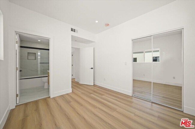 Building Photo - 914 N Hudson Ave