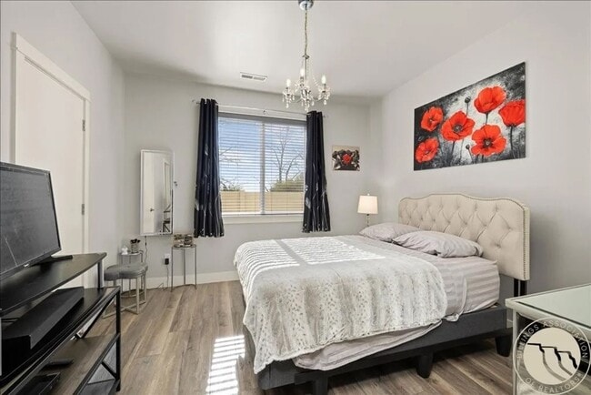 Building Photo - Super clean and Newer 2 bed 2 bath