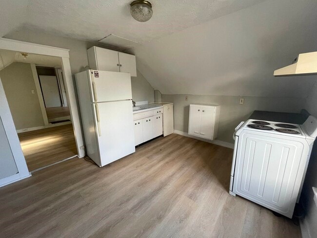 Building Photo - 52 Chestnut Ave