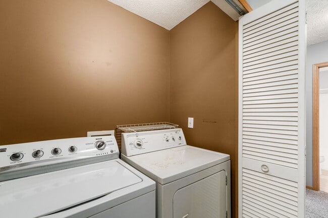 Building Photo - Spacious South Side Home with Garage!