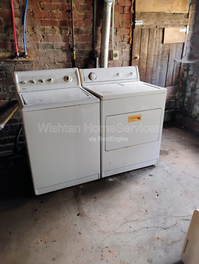 Building Photo - 591 Clark St