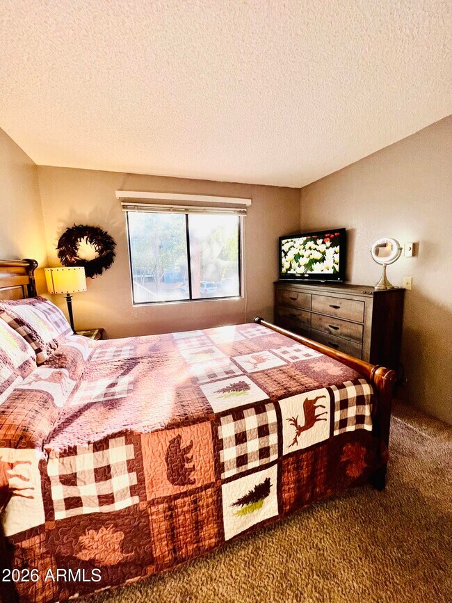 Building Photo - 2700 S White Mountain Rd