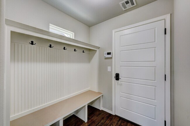 Building Photo - Beautiful Fully Furnished Home in Broken Arrow!