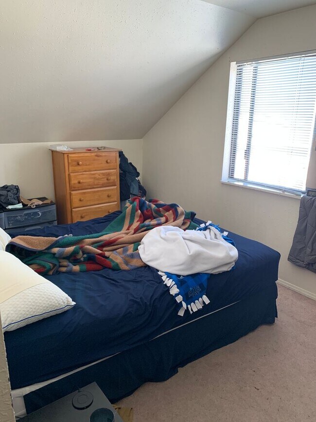 Building Photo - Quiet Upstairs Apartment in Provo |Available Now|