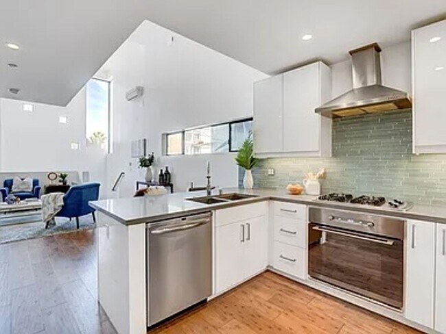Building Photo - RARE Luxurious 3 Bedroom + Office in Hillcrest / Mission Hills