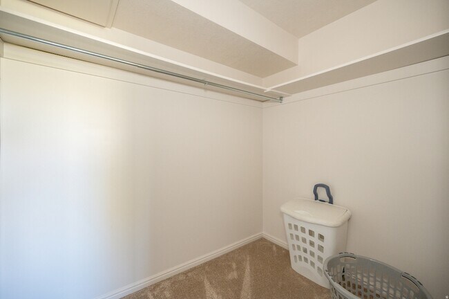 Building Photo - 857 Southfork Dr