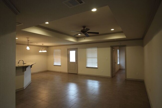 Building Photo - Beautiful 3 Bedroom 2 Bathroom Townhouse in South Tyler!
