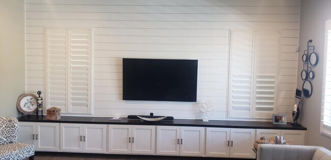 Building Photo - 3318 E Los Gatos Dr