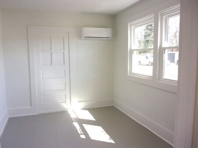 Building Photo - Fully Renovated 3 Bedroom 1 Bath Home