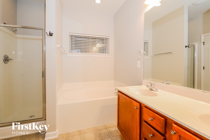 Building Photo - 1072 Pine Valley Dr
