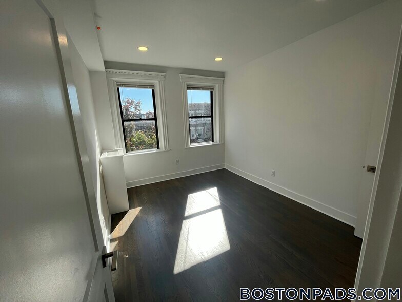 Building Photo - 11 Queensberry St