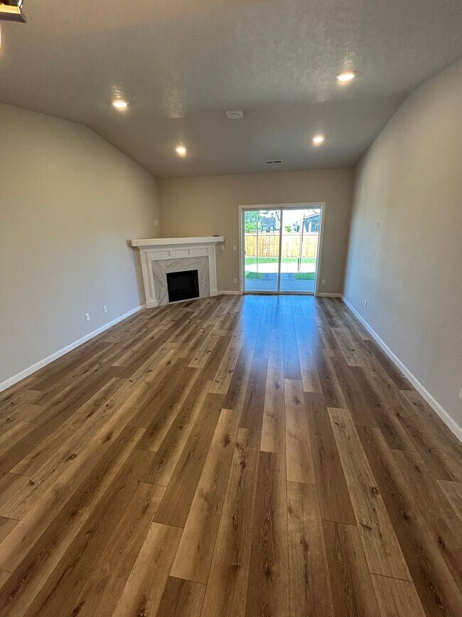 Building Photo - Beautiful 4 Bedroom, 2 Bath Home in Carlton