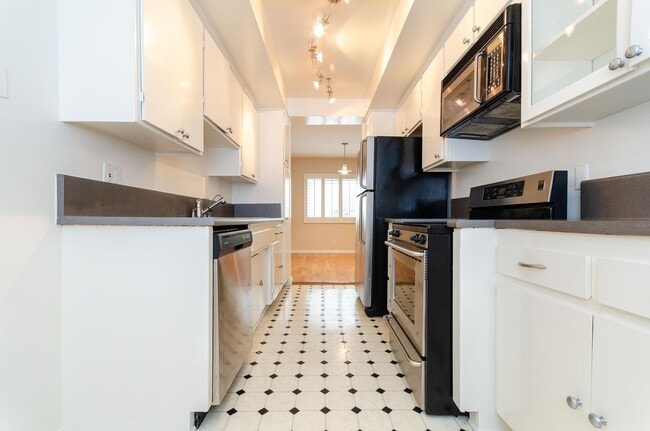 Building Photo - Stunning renovated apartment in the Heart ...