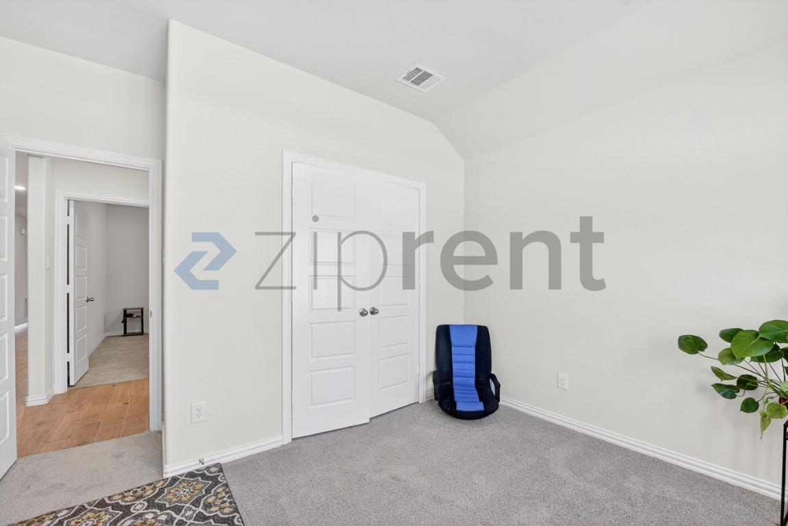 Building Photo - Unit