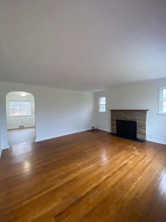 Building Photo - 8022 Lake Wood Dr