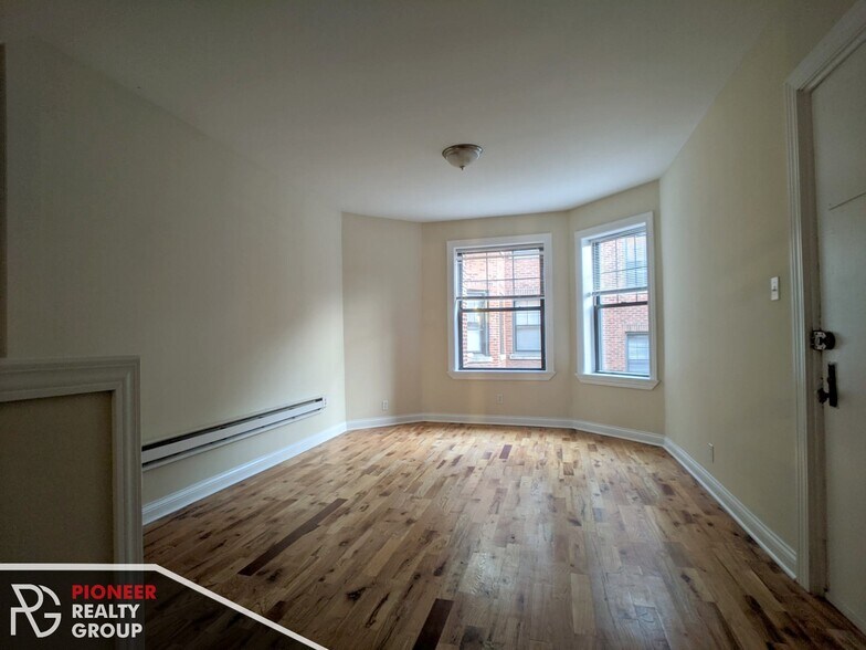 Building Photo - 4409 N Wolcott Ave