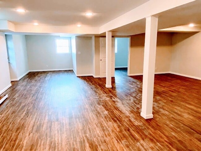Building Photo - Great 4 Bedroom House
