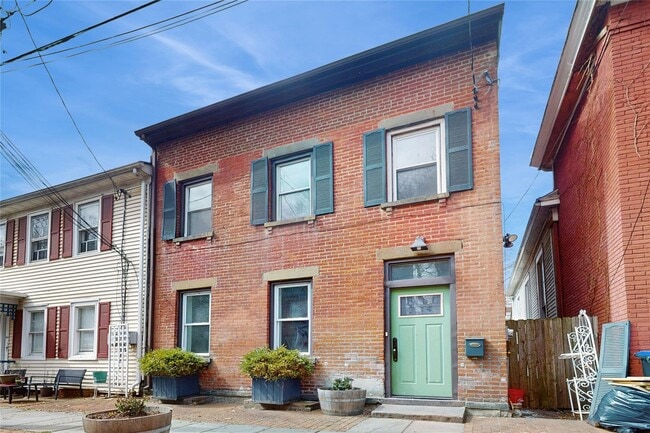 Primary Photo - 42 S Bridge St