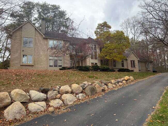 Primary Photo - 1449 Ridge Ct