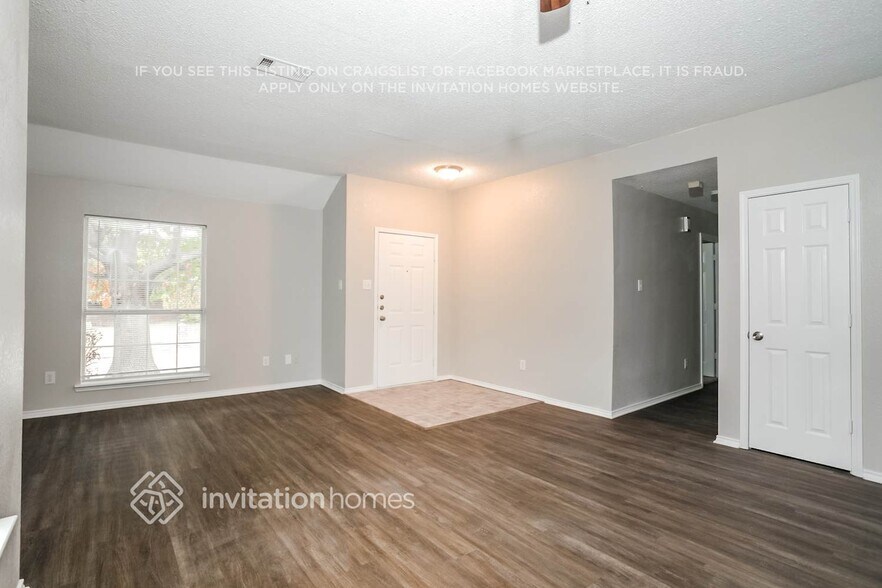 Building Photo - 9999 Buckingham Ln