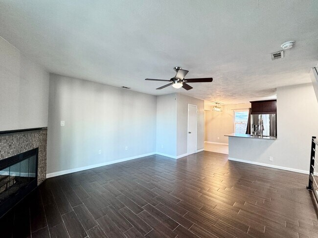 Building Photo - Freshly painted & Available NOW! Tri-Level...