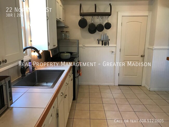 Building Photo - Updated 3 bedroom plus Den house near East...